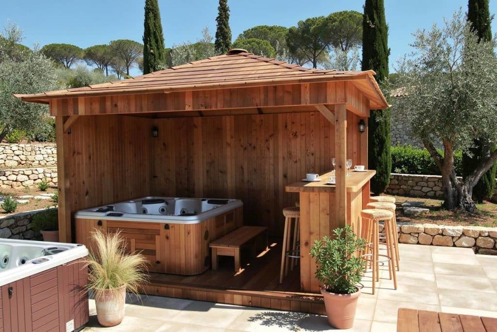 abri de spa extérieur en bois