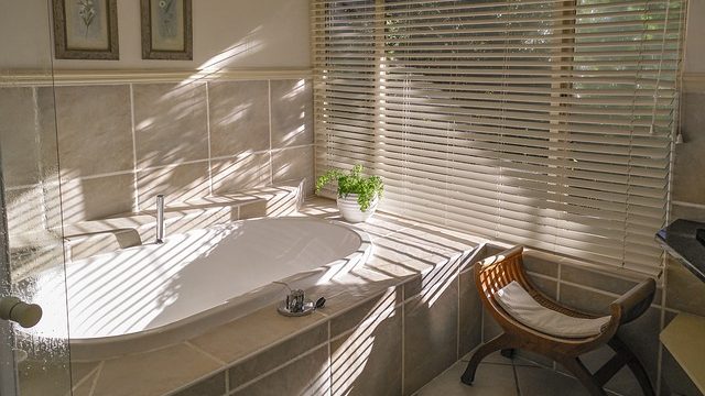 lumière extérieure dans salle de bain