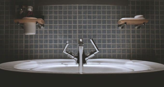 faïence au dessus d'un lavabo de salle de bain