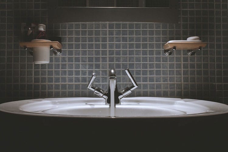 faïence au dessus d'un lavabo de salle de bain