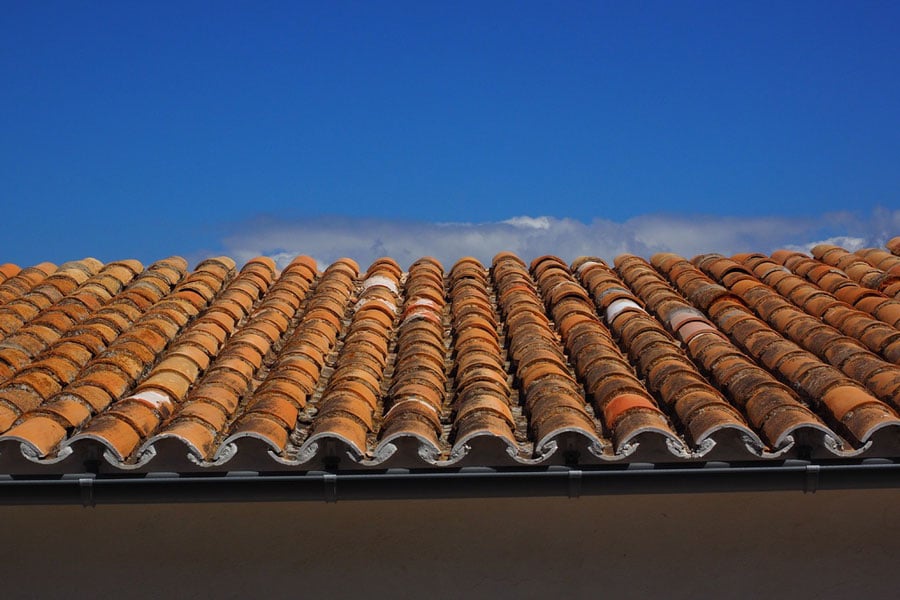 toiture en tuile maison en méditerranée