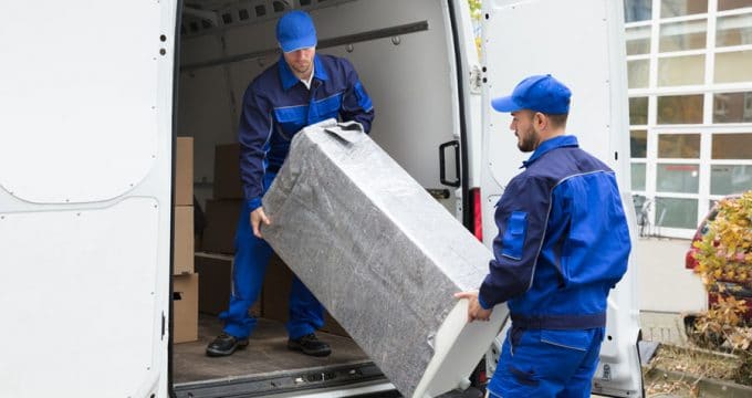 demenageurs sortent un paquet du camion