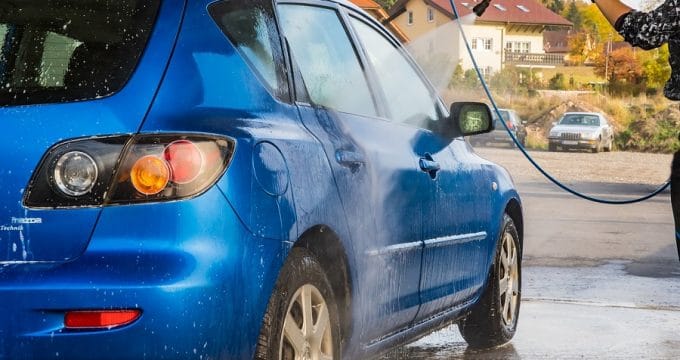 nettoyeur haute pression lavant voiture.