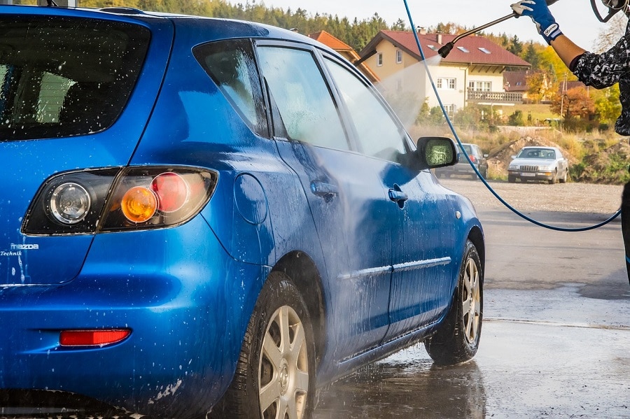 nettoyeur haute pression lavant voiture.