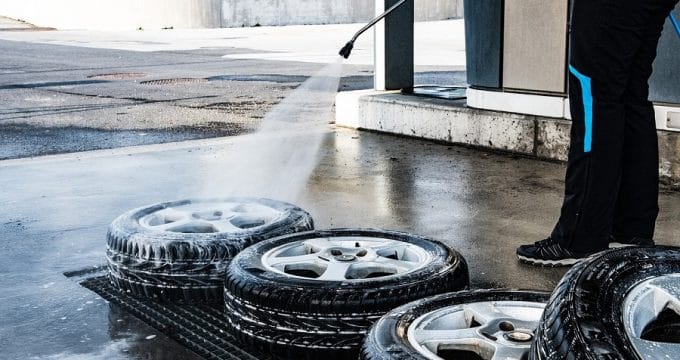 pneus lavé par nettoyeur haute pression