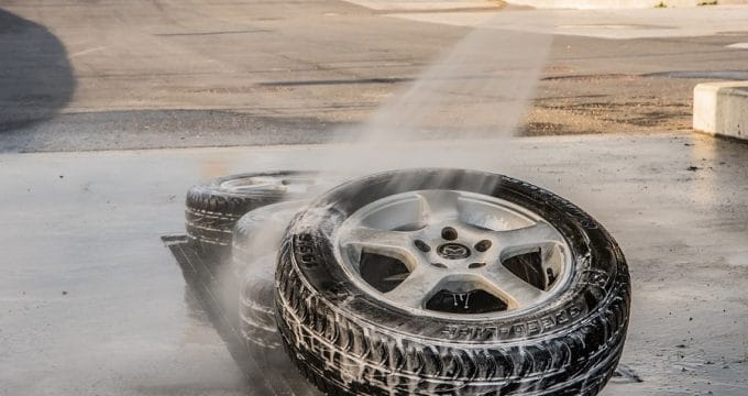 lavage de pneu avec nettoyeur haute pression.