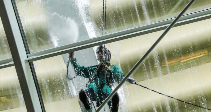 Laveur de vitres avec nettoyeur haute pression.