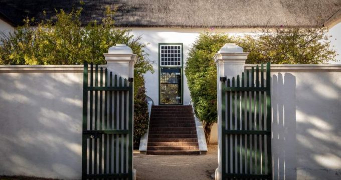 Portail en bois avec maison en arriere plan