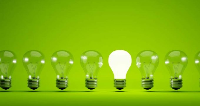 plusieurs ampoules dont une allumée