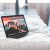 ordinateur portable sur le lit