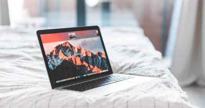 ordinateur portable sur le lit