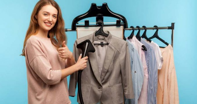 femme qui repasse a la verticale