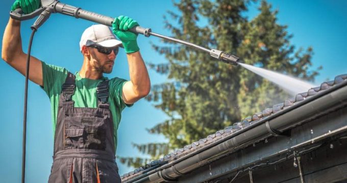 Homme qui lave un toit