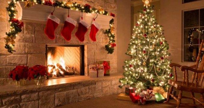 Sapin de noël rempli de décorations.