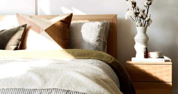 linge de lit et table de chevet