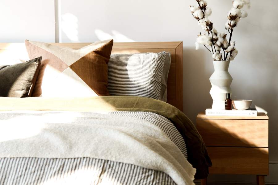 linge de lit et table de chevet