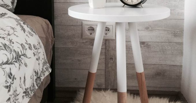 guéridon dans chambre à coucher