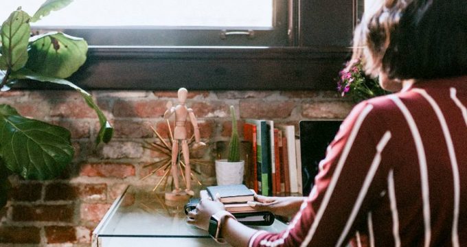 employé de bureau travaillant au bureau