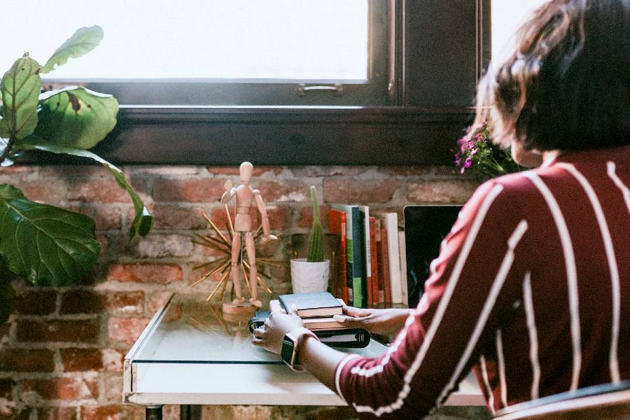 employé de bureau travaillant au bureau