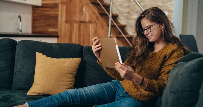 femme relisant son contrat d'assurance habitation