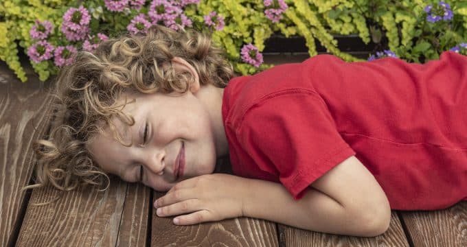 Enfant sur une terrasse en bois