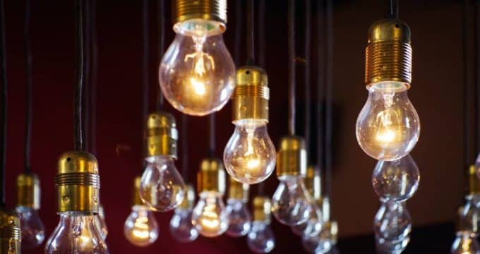 multitude d'ampoules allumées