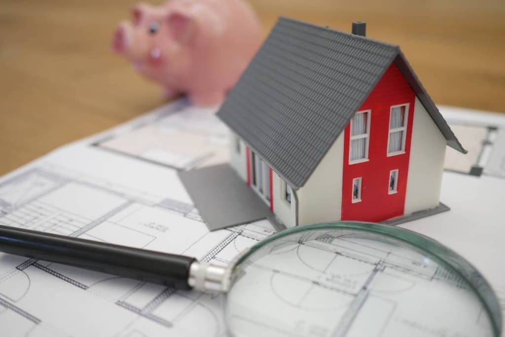 plan de maison et tirelire en arrière plan