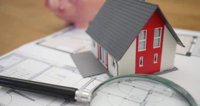 plan de maison et tirelire en arrière plan
