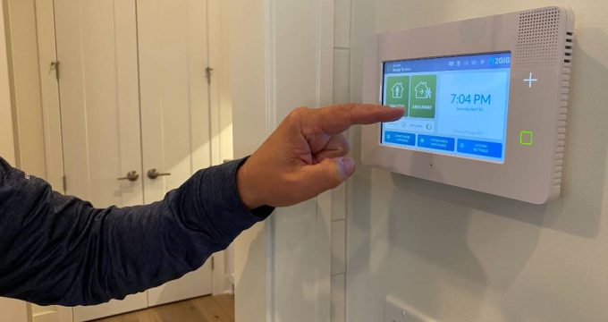 homme branchant alarme de maison