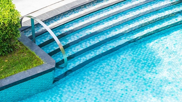 Piscine-creusee-en-beton