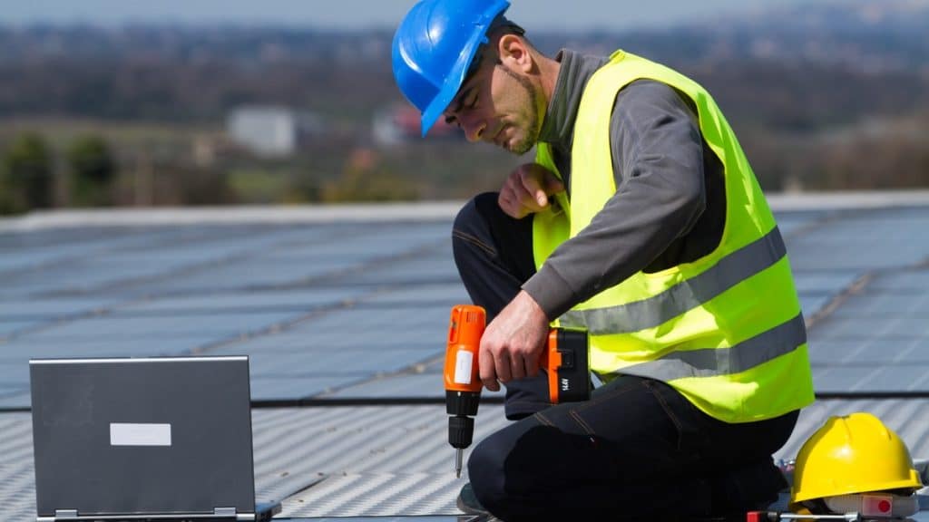 Installation-de-panneaux-solaires
