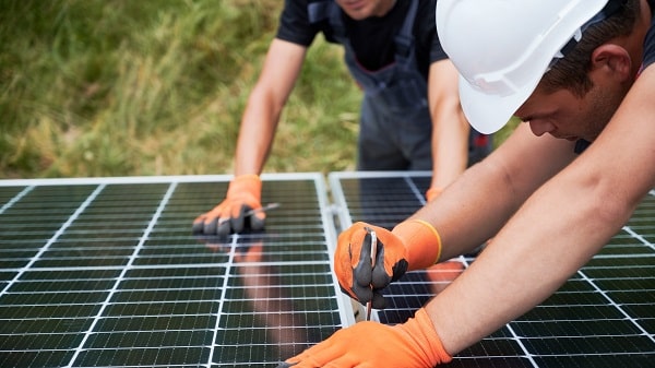 panneaux-solaires-modernes-gouvernement