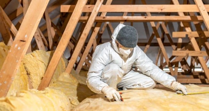Un professionnel en isolations