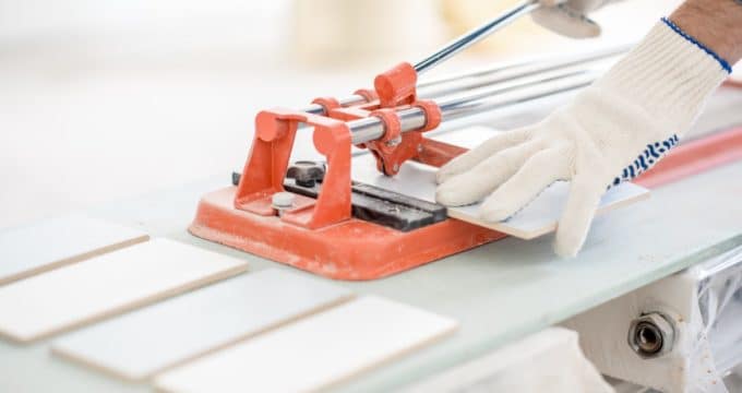 homme coupant du carreau