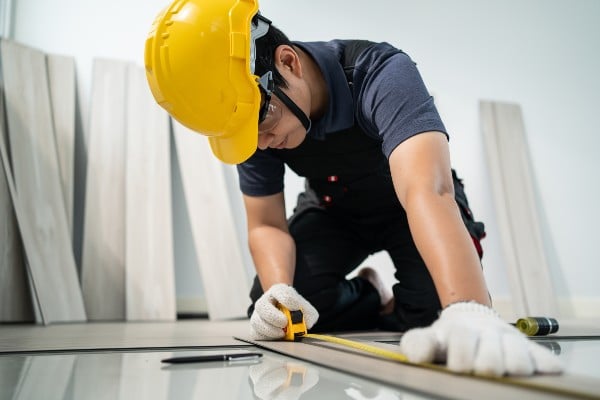 Comment découper du parquet stratifié ?