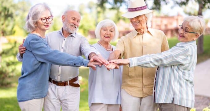 Image illustrant des seniors heureux