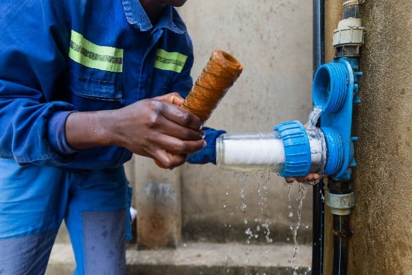 un plombier qui nettoi le canalisation
