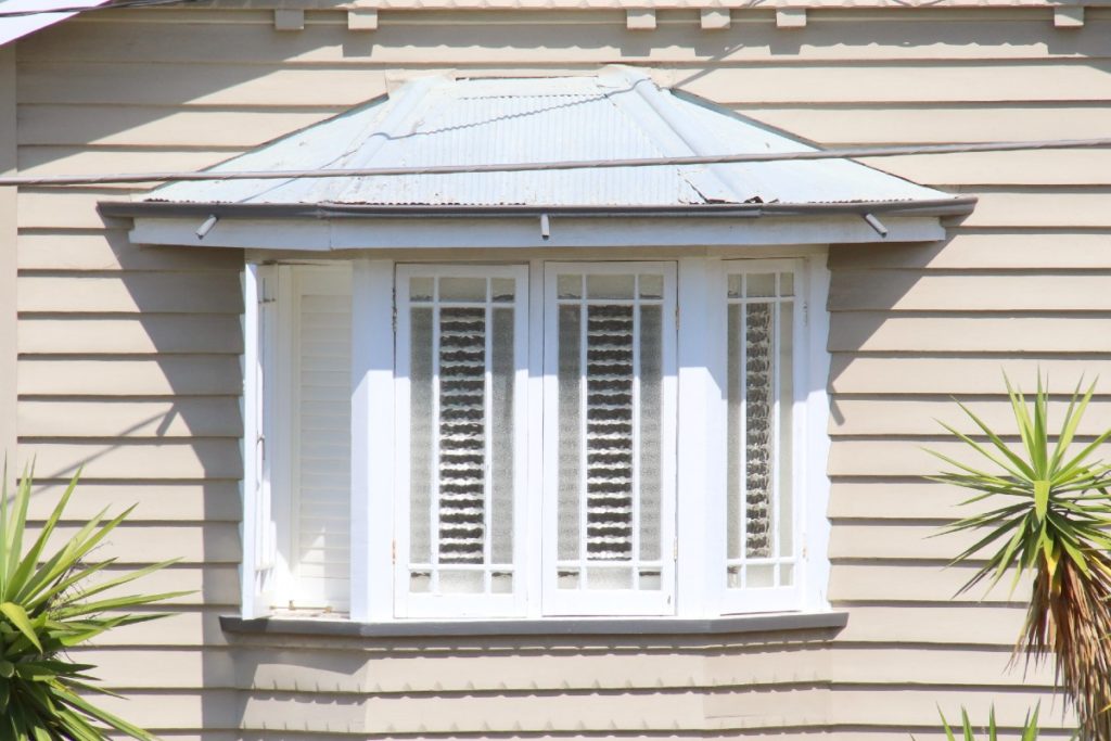 baie vitrée sur une maison en bois