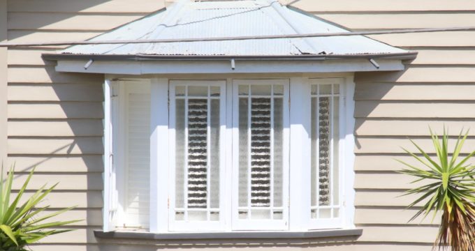 baie vitrée sur une maison en bois