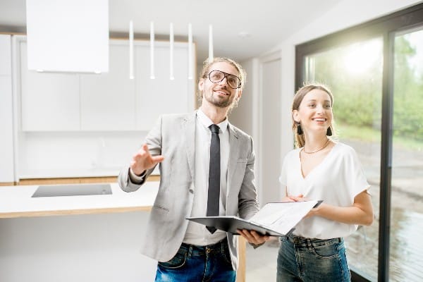 femme avec agent immobilier
