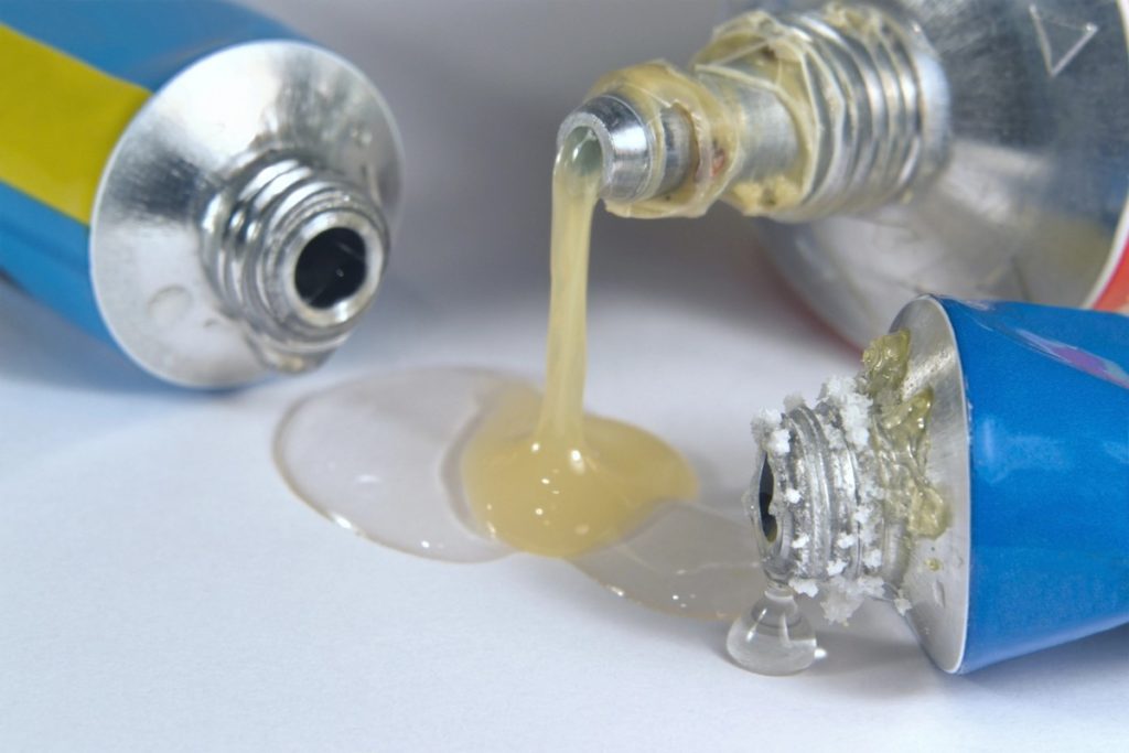trois tubes de colle