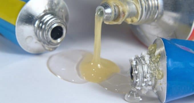 trois tubes de colle