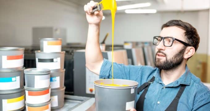 typographe avec peinture à la fabrication