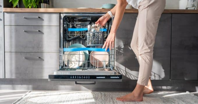 femme devant un lave vaiselle