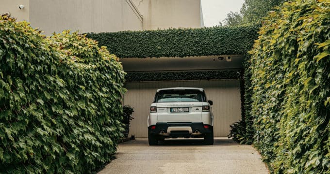 Le carport : une solution pratique et esthétique pour valoriser votre maison