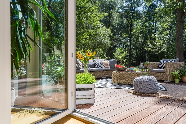terrasse en bois avec mobilier de jardin