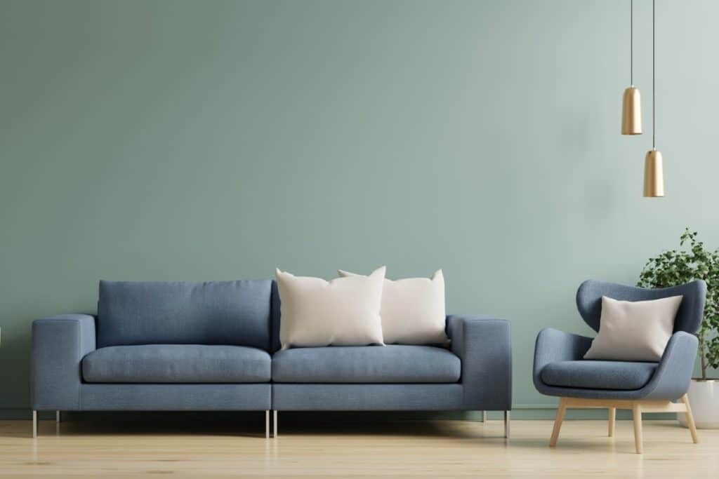 canapé et fauteuil au mur