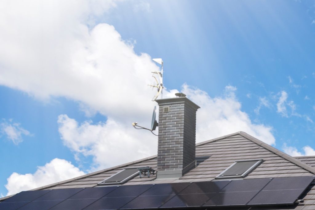 panneaux photovoltaïques sur le toit de la maison