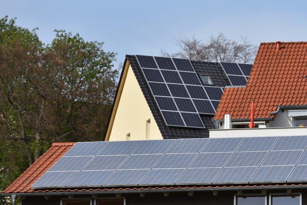 panneaux solaires installés sur le toit