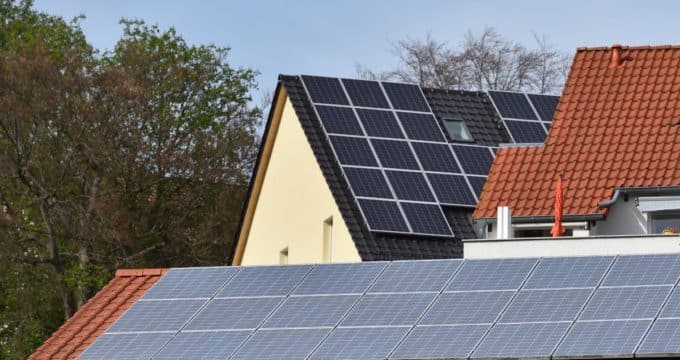 panneaux solaires installés sur le toit